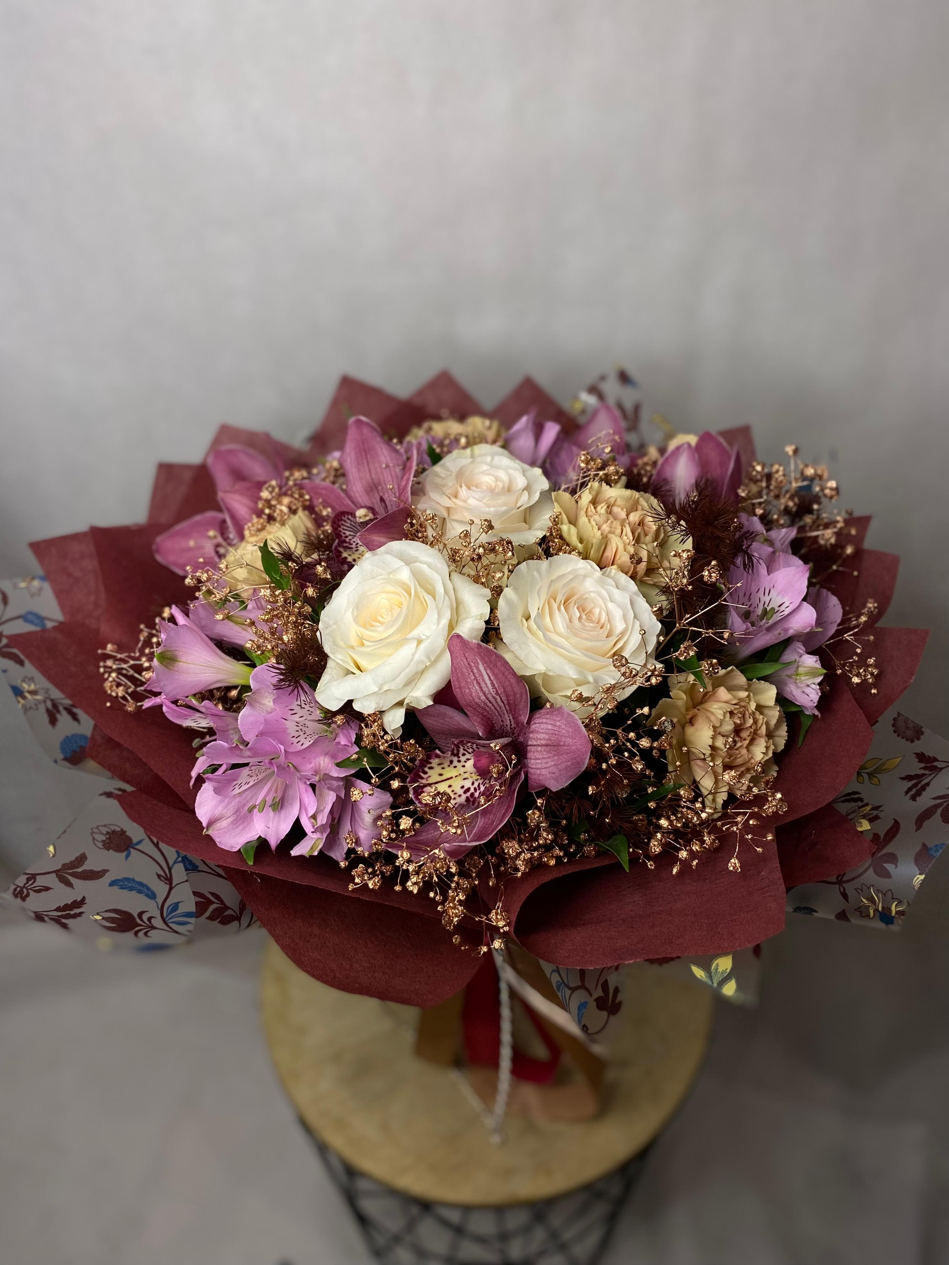 mieszane kwiaty i złota gipsówka